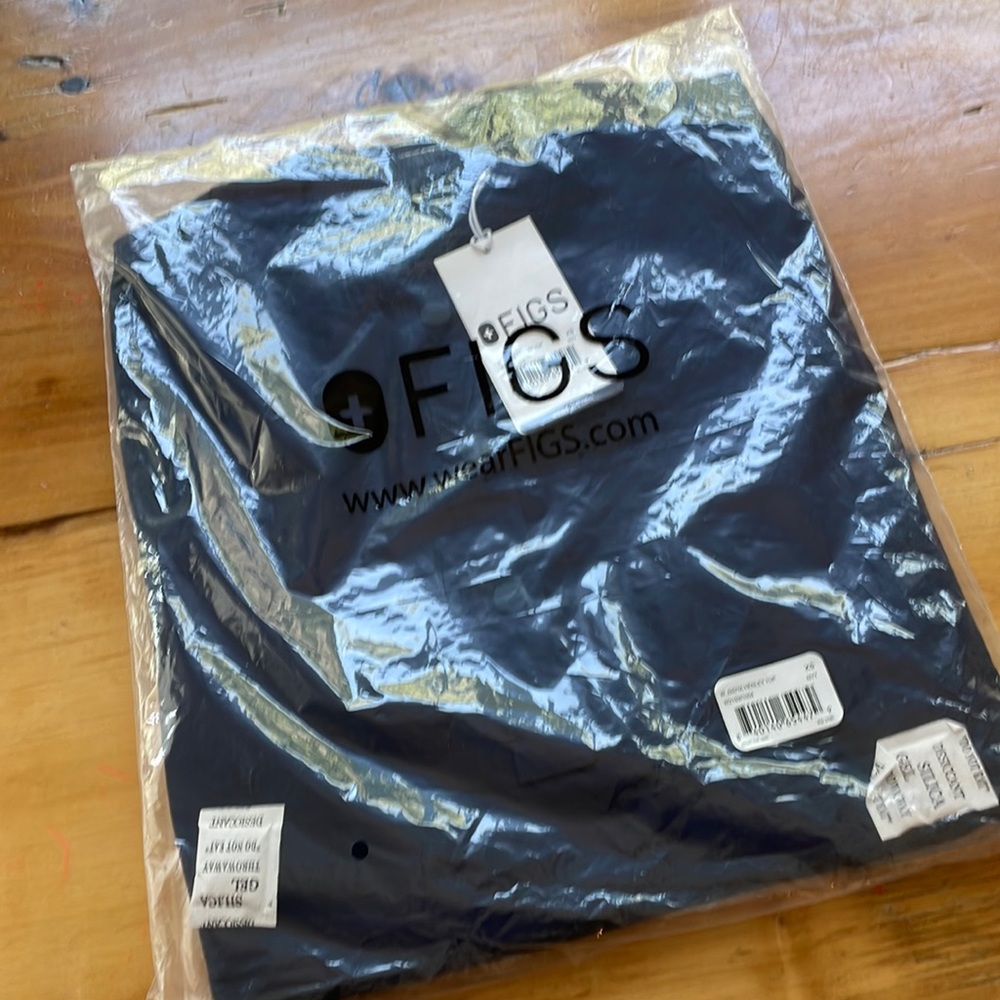 Limited edition Figs scrub top. Navy. Xs.